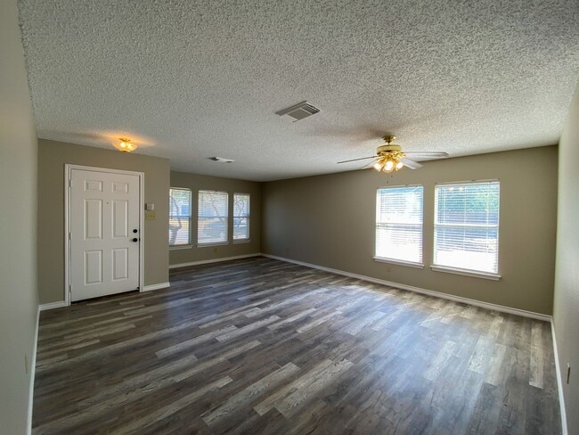 Building Photo - Beautiful 3/2 home in Hunters Mill!