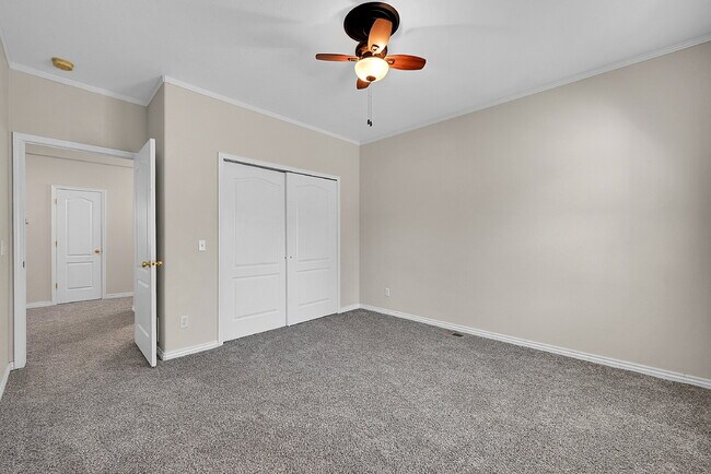 Building Photo - $2,095.00, 3-bed + Bonus room, 2.5 bath, l...