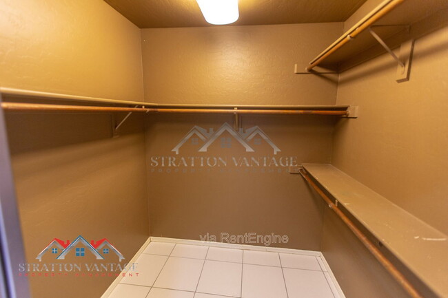 Building Photo - 4725 E Brown Rd