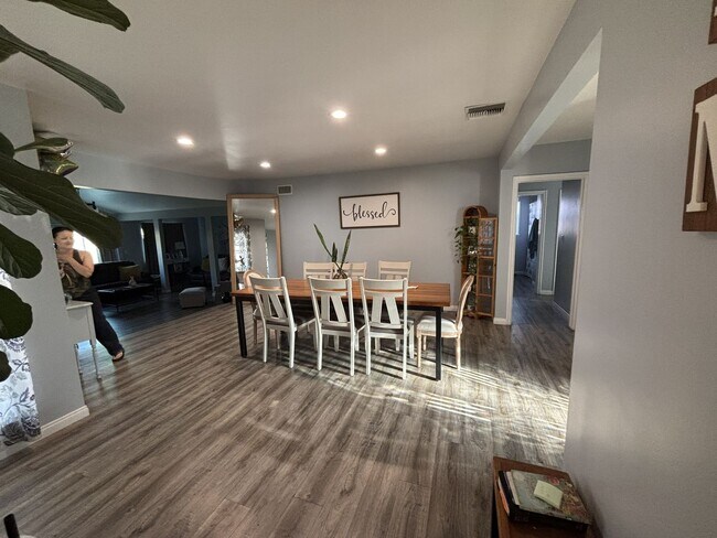 Building Photo - Desirable 3 Bedroom 2 Bathroom House