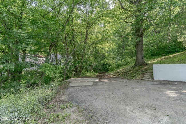 Building Photo - 1886 S Bardstown Rd