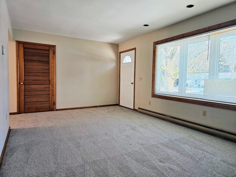 Building Photo - 1007 Lilac Ln