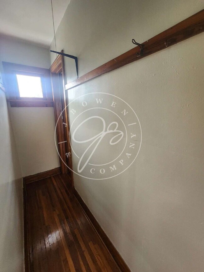 Building Photo - Spacious 1 bedroom (or 2 bedroom if no liv...