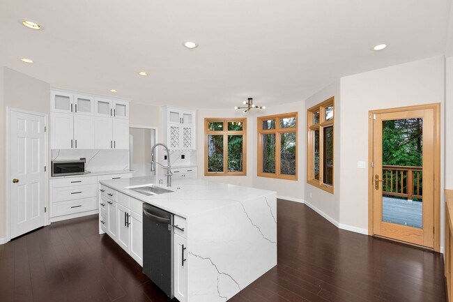 Building Photo - Large 4 Bedroom Home in Marymoor Hill