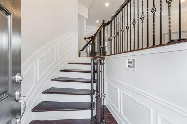 Building Photo - 2541 Sibley Dr