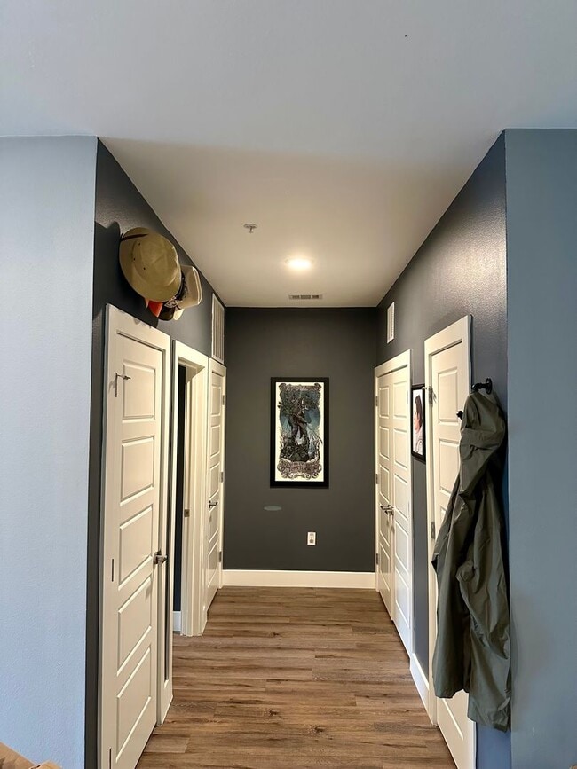 Building Photo - Beautiful Condo - North Burnet Road!