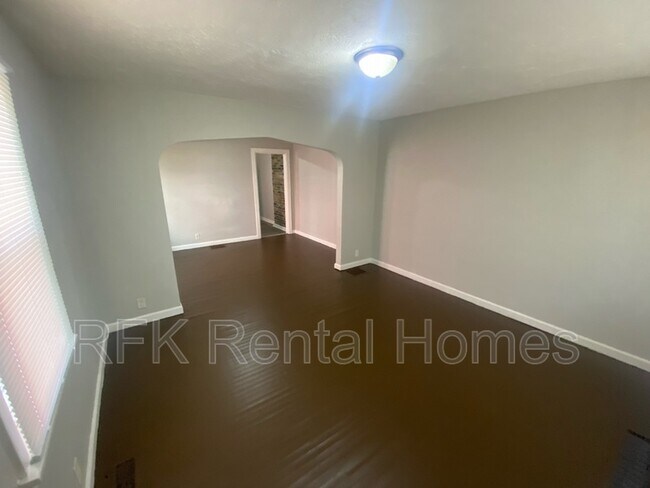 Building Photo - 523 N Temple Ave