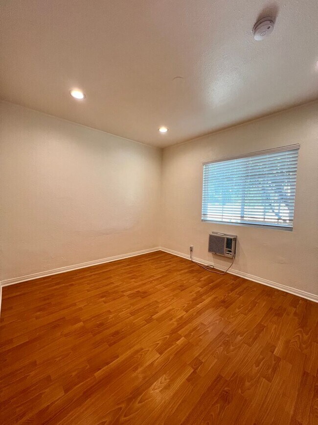 Building Photo - 711 Maltman Ave