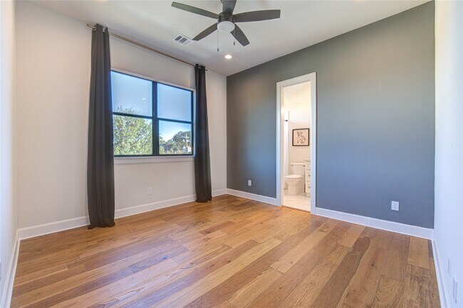 Building Photo - 820 Wakefield Dr