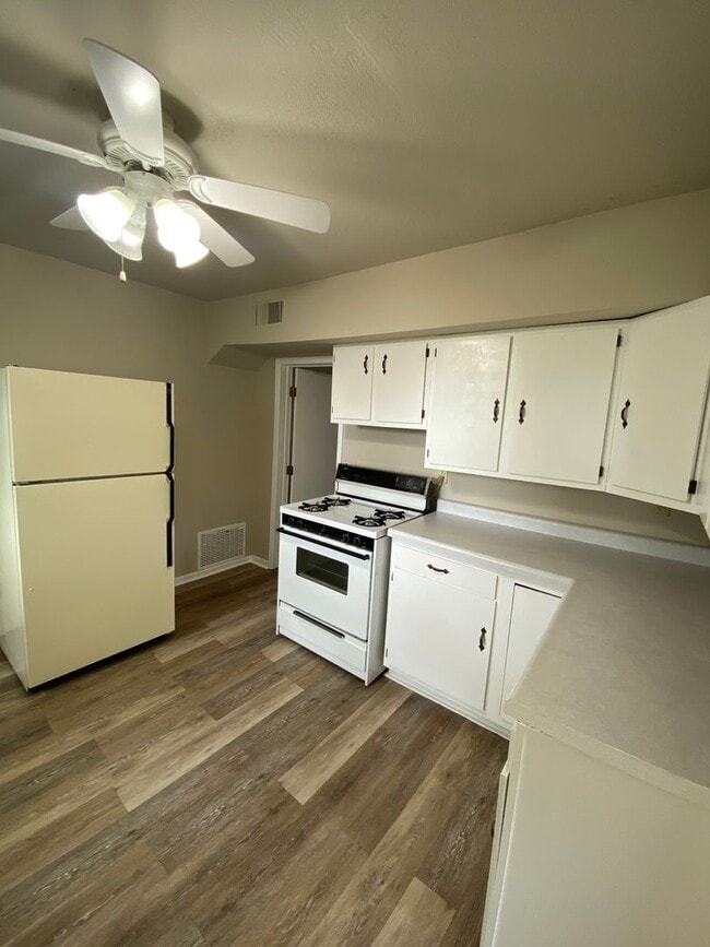 Building Photo - 2 Bedroom on the East Side - Fenced In Back Yard