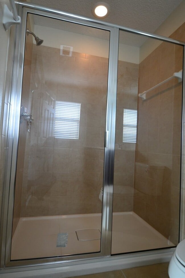 Building Photo - Gorgeous Lake View 3 BR 2.5 bath Luxury To...