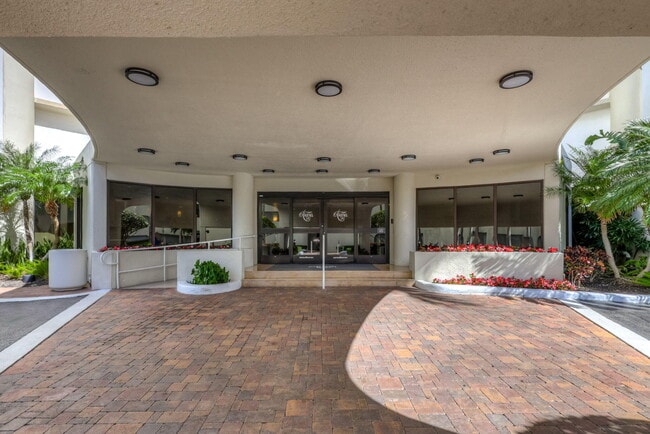 Building Photo - 3000 N Ocean Ave