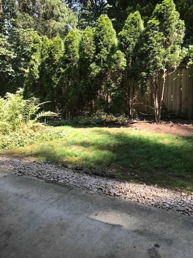 Building Photo - 1 BD 1 BA Kirkland Ground Floor Condo with Private Covered Patio