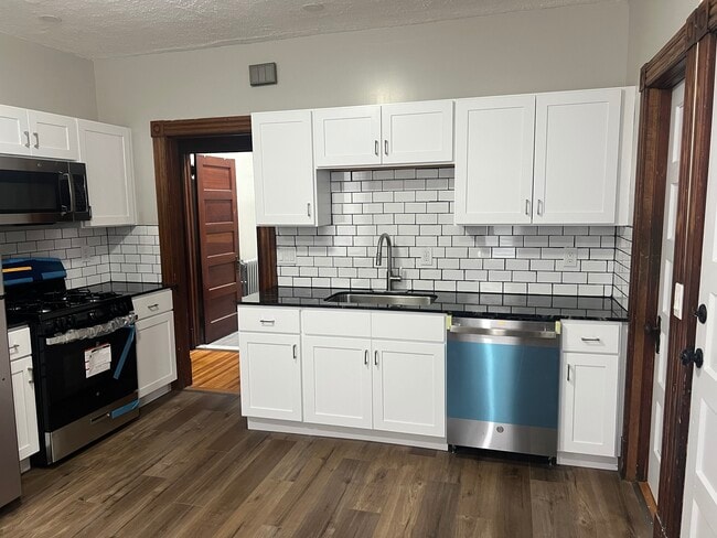 Building Photo - 93 Newton St