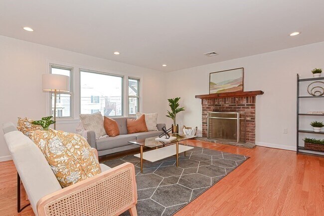 Building Photo - 21 Swan Ave