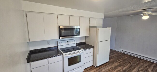 Building Photo - "Charming 3-Bed Duplex with Cozy Fireplace...