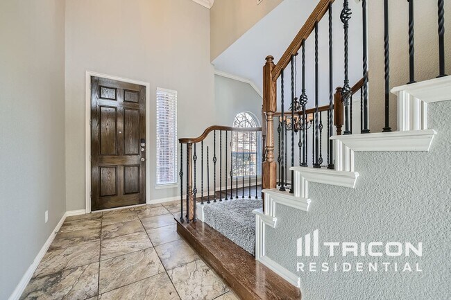 Building Photo - 2785 Greenway Dr