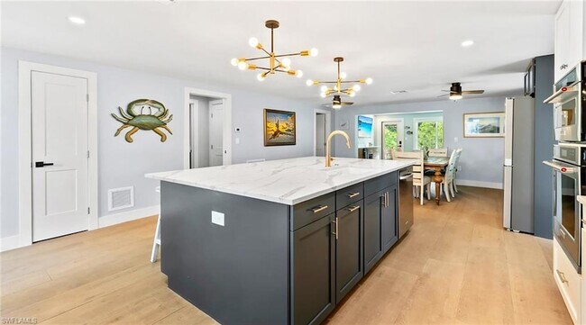 Building Photo - 2736 Riverview Dr
