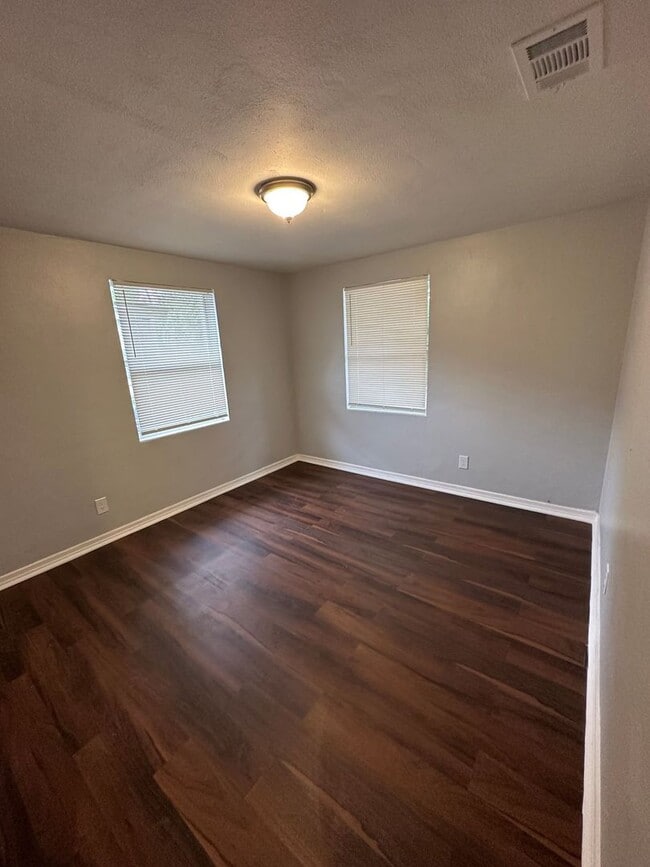 Building Photo - **Move in ready - 3/2 Renovated single family home