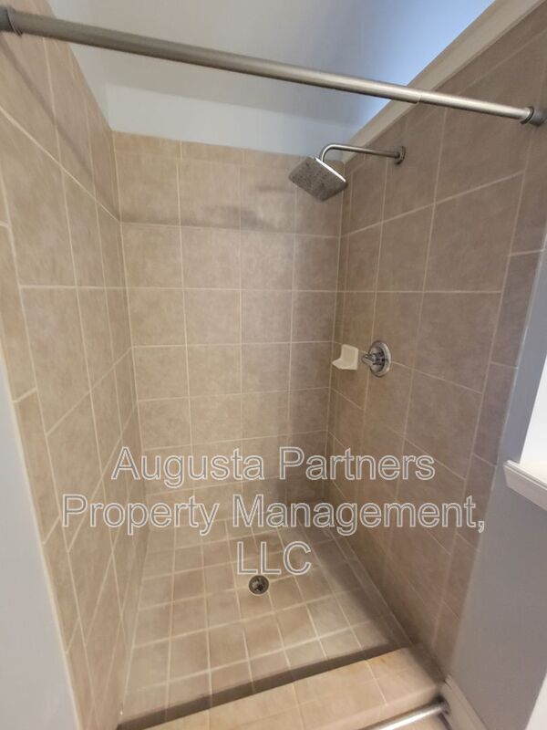 Building Photo - 325 Bellhaven Dr