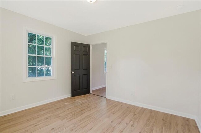 Building Photo - 551 Valley Hill Rd SE