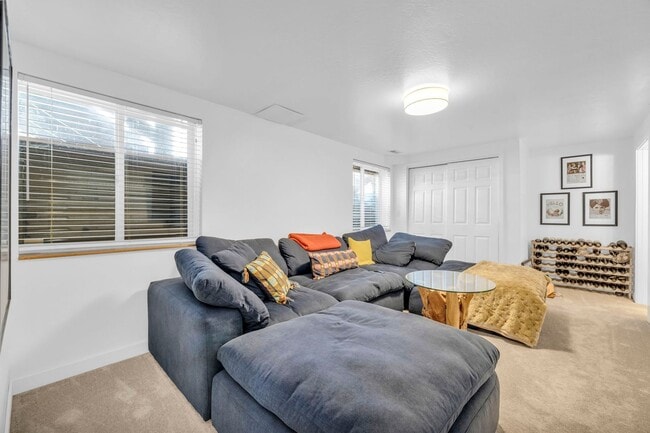 Building Photo - SILVER CREEK HORSE PROPERTY