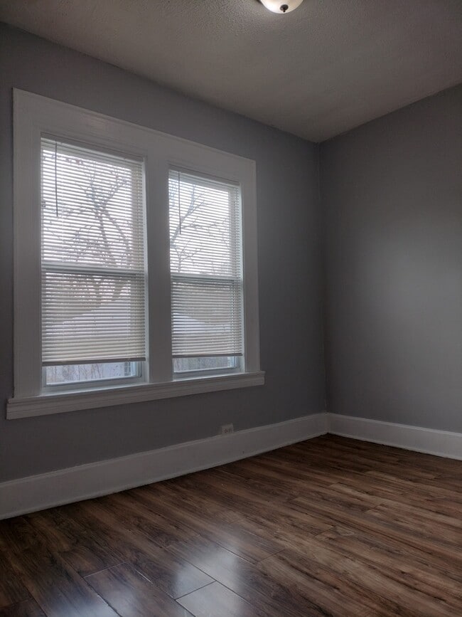 Building Photo - 705 E 92nd St