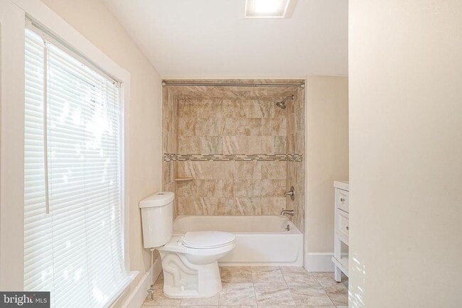 Building Photo - 20 Dickinson St