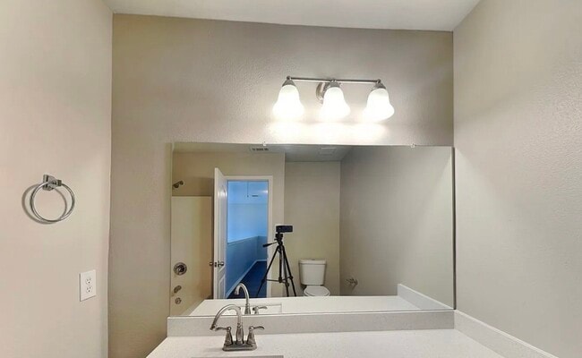 Building Photo - Elegant Simplicity in This Beautiful 4-Bedroom Residence