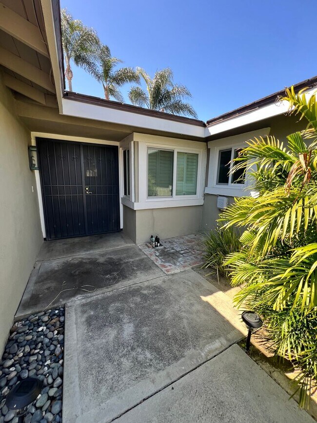 Building Photo - 3 Bed 2.5 Bath Fountain Valley Beauty Now Available