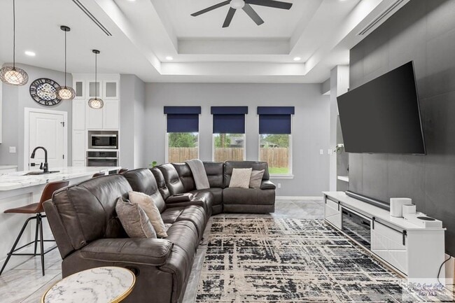 Building Photo - 29 N Queen Palm