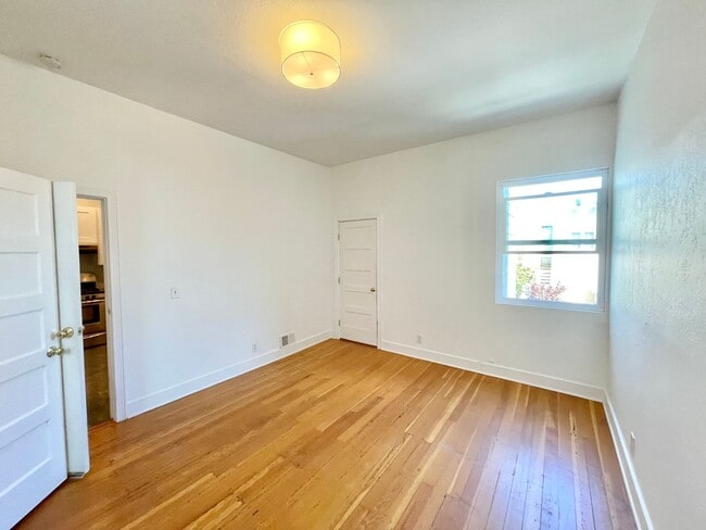 Building Photo - 3BR/2BA Renovated Victorian Full Floor Fla...