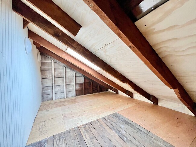 Building Photo - Upstairs 2 Bedroom Apartment with Arched D...