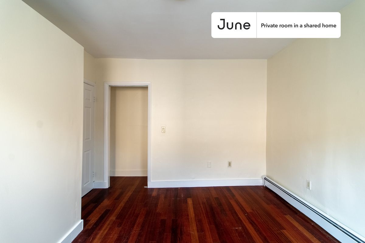 Building Photo - Private bedroom in 5 bed/2 bath Home