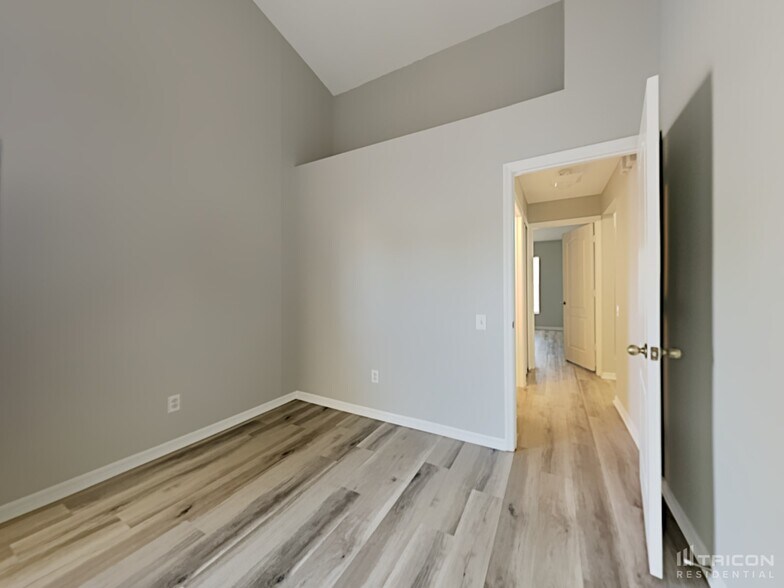 Building Photo - 217 Lakeway Ln