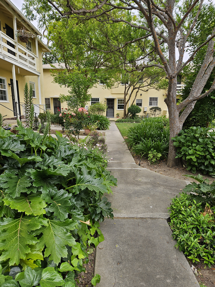 Walkway to Unit - 507 E Maple St