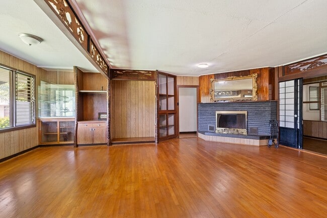 Building Photo - 3 Bed / 1.5 Bath house with carport Parking.