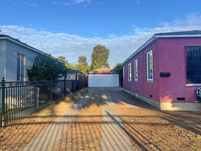 Building Photo - **3030 Caspian Way Long Beach** Front 2 be...