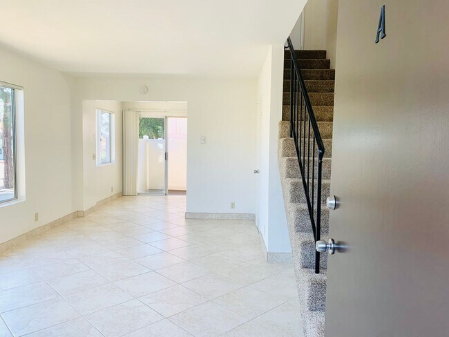 Building Photo - PERFECTLY LOCATED POINT LOMA 2BD/1.5BA TOW...