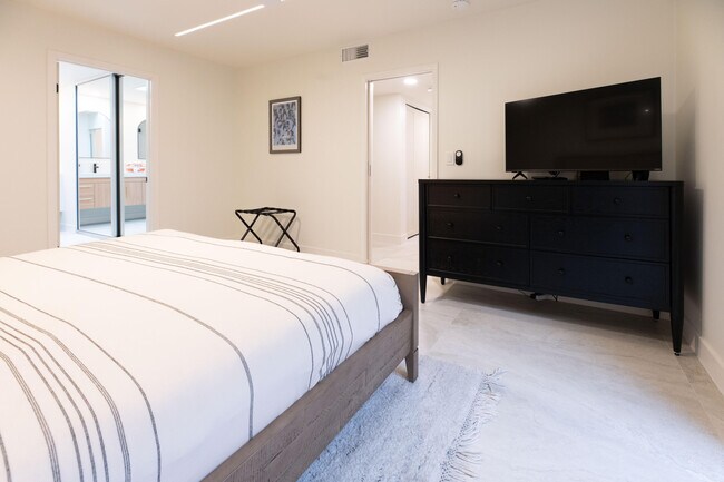 Building Photo - 179 Gran Via