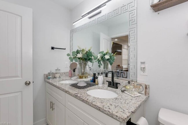 Building Photo - 377 Leeland Ave