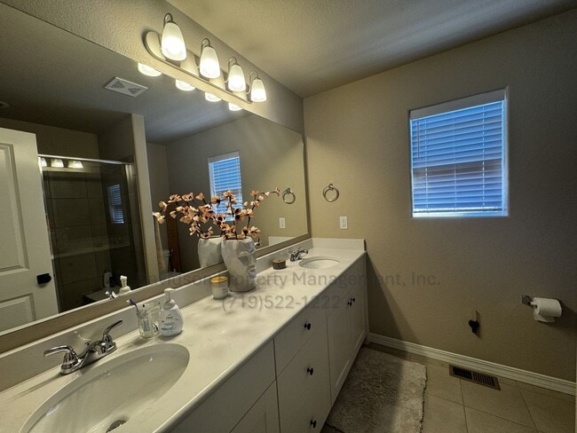 Building Photo - Stunning 3 Bedroom Townhouse Located in No...