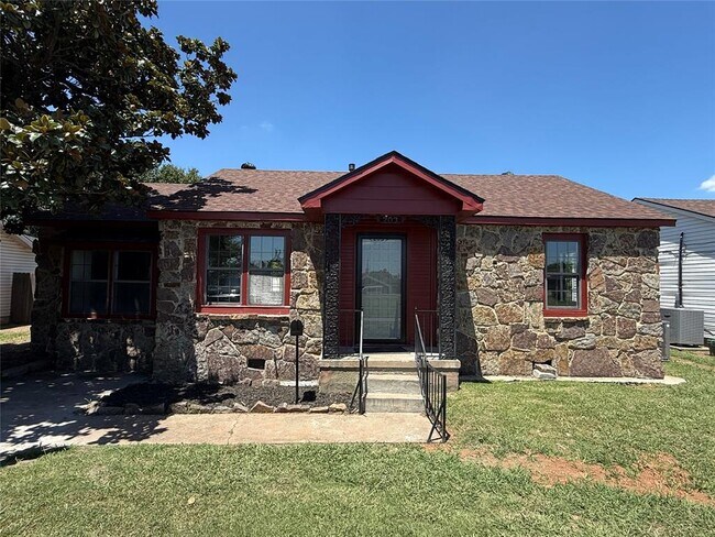Primary Photo - 203 W Dale St