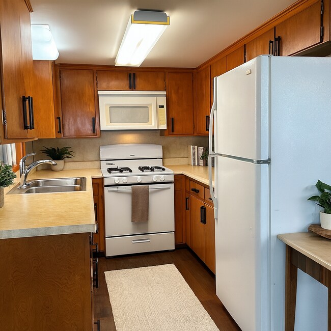 Building Photo - Immediate Move In- Fully Furnished Short T...
