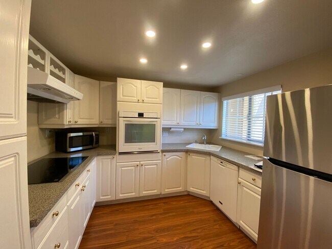 Primary Photo - Spacious 3 bedroom, 2 bathroom Condo in Th...