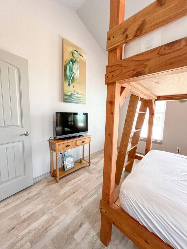 Building Photo - 4037 Summit Dr