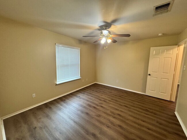 Building Photo - FRESHLY PAINTED  | ONE STORY  |  OPEN CONCEPT  |  GREAT LOCATION: 1604 & SHAENFIELD