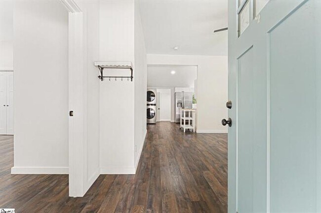 Building Photo - 2 Bed, 2 Bath Fully Renovated Home Available in Greenville