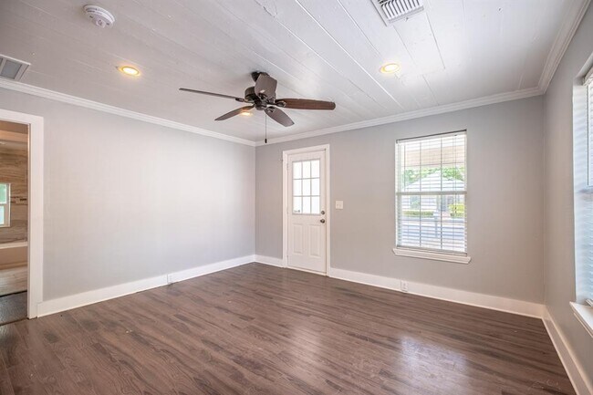 Building Photo - 2100 E 2nd St