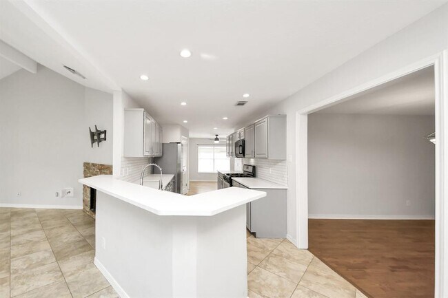 Building Photo - 2706 Plantation Dr